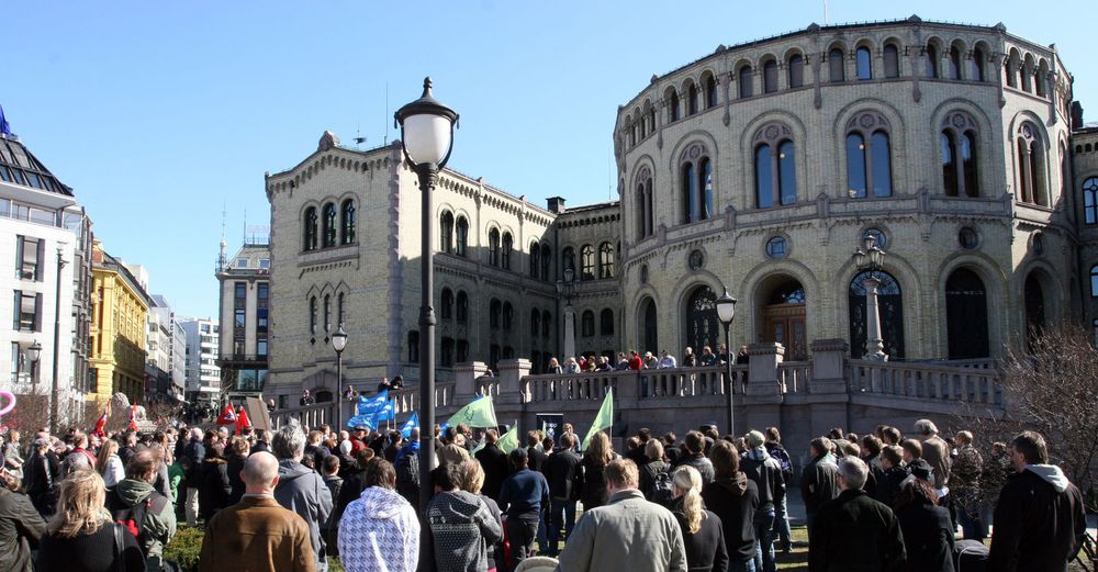 Felles front mot datalagring: Flaggene til Sosialistisk Ungdom, Unge Venstre og Unge Høyre vaiet side om side foran Stortinget.
