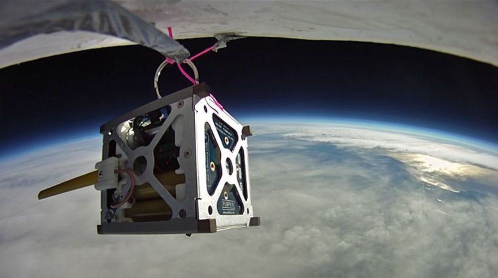 NASAs PhoneSat 1.0 avbildet på en høyde på 100 000 fot under testingen med en høytsvevende ballong.