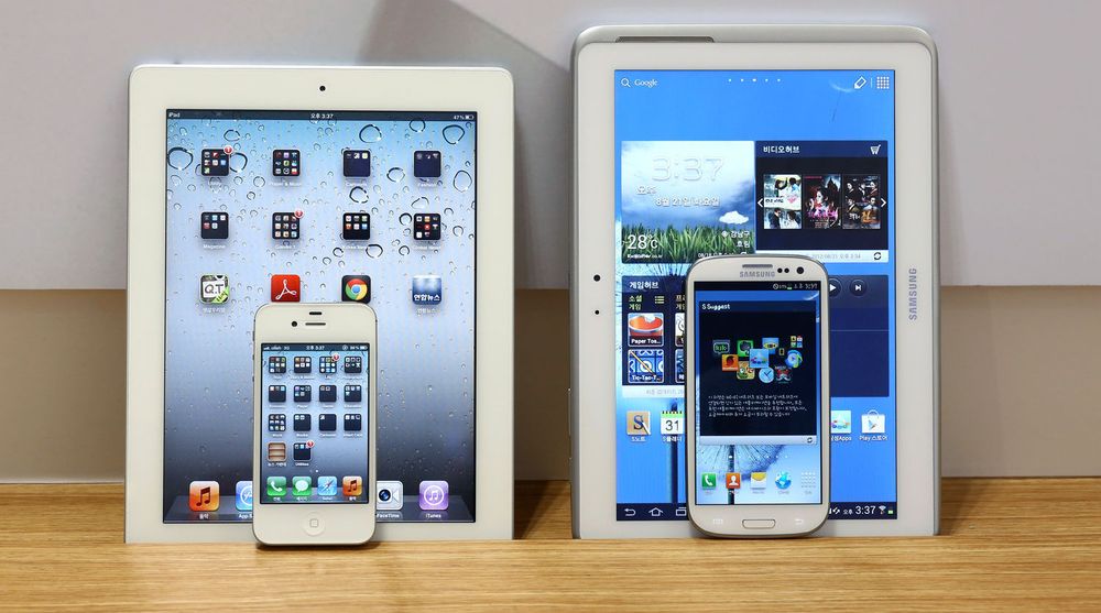 Til venstre: Apple iPad 2 og iPhone 4S. Til høyre: Samsung Galaxy Tab 10.1 og Galaxy SIII. Dommen innebærer et forbud mot begge nettbrettene i Sør-Korea, mens begge mobiltelefonene kan selges videre. Den eldre iPhone 4 er derimot forbudt, i likhet med eldre mobiltelefoner i Galaxy-serien.