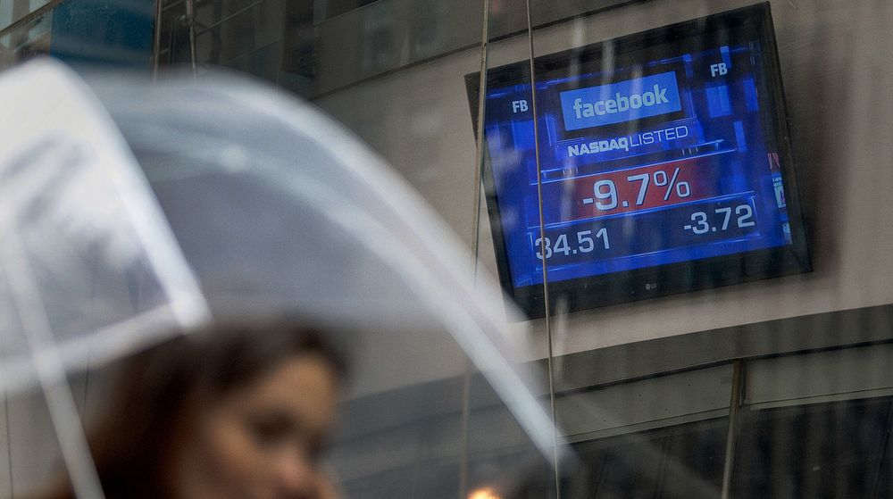 Det var ikke bare regnet som falt over Wall Street i går: Facebook-aksjen raste til godt under IPO-verdien på 38 dollar. Da handledagen var slutt, var fallet 11 prosent.