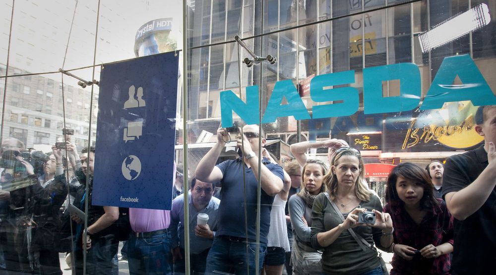 En rekke interesserte stilte seg opp foran Nasdaq-børsen i New York fredag. Årsaken var selvsagt børsnoteringen av Facebook. Men tekniske problemer på Nasdaq-børsen førte til at handelen ble utsatt med en halvtime. Nå må teknologibørsen tåle mye kritikk for at teknologien sviktet dem. 