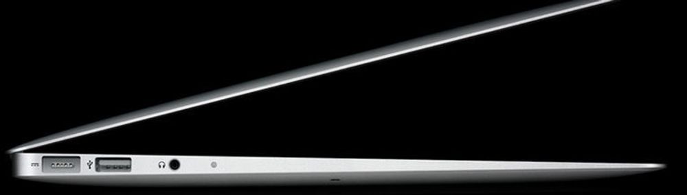 Macbook Air er 1,7 centimeter tynn bak og skrår ned mot sine tre millimeter foran.
