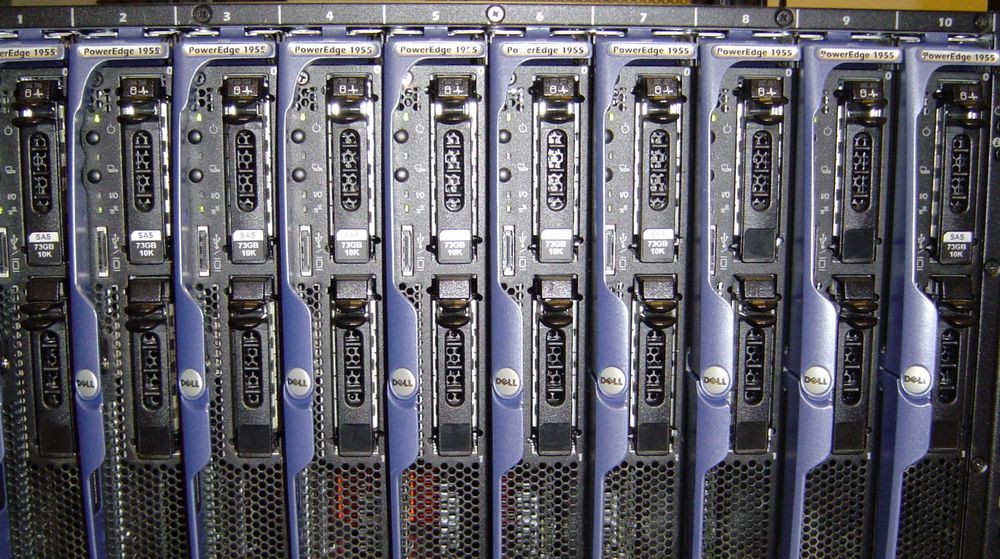 Fra rack med Dell bladservere. Med den kommende mikroserveren kan ytelsen per rack dobles: Prosessoren blir kraftigere, og serverne blir mindre.