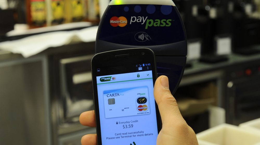 PayPass-basert betaling med mobilen i en butikk.