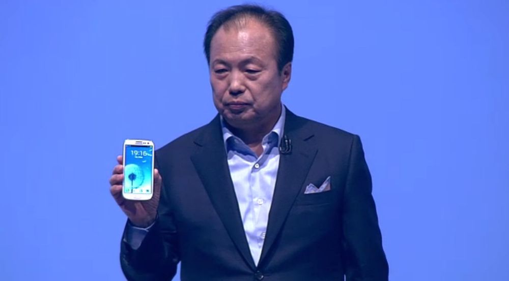 Mobilsjefen i Samsung, J.K. Shin, viser fram Galaxy S III for første gang.