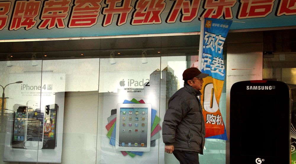 Salget av smarttelefoner går strykende i det kinesiske markedet, som i årets første kvartal dundret forbi det amerikanske. Bildet er fra Beijing i februar.