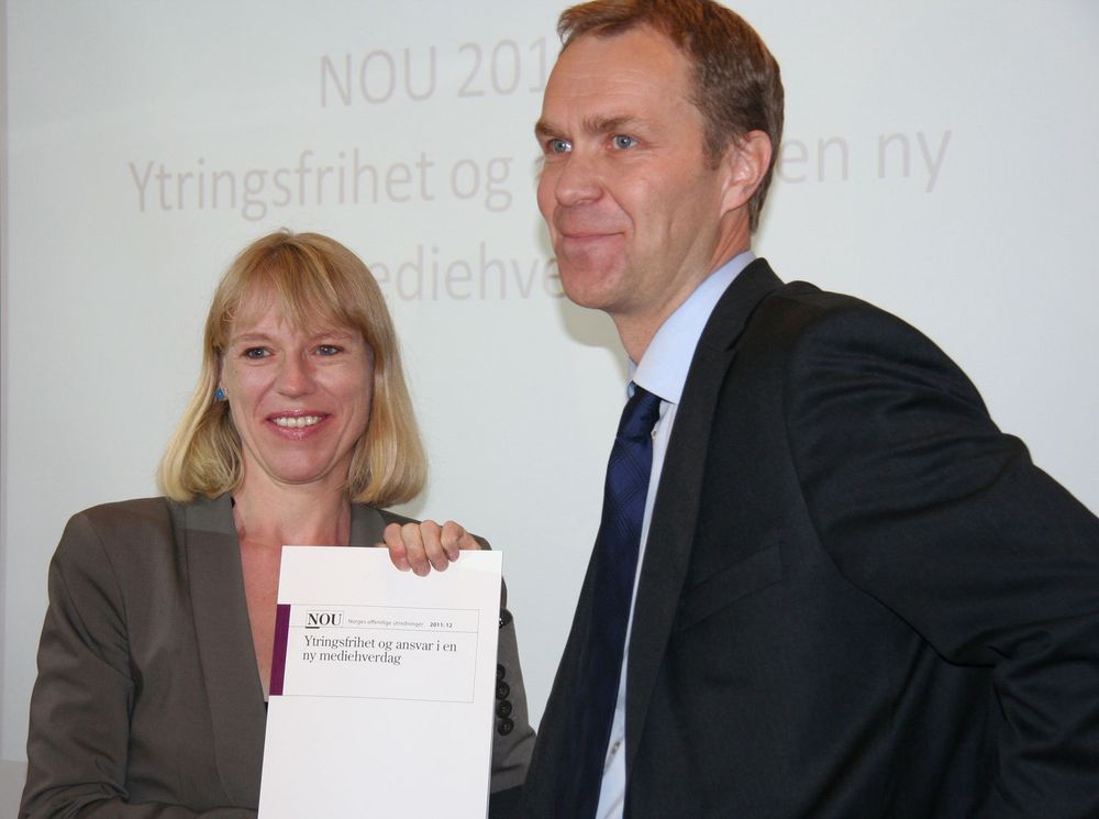 Statsråd Anniken Huitfeldt mottar NOU 2011:12,  Ytringsfrihet og ansvar i en ny mediehverdag, fra advokat Helge Olav Bergan, leder av Medieansvarsutvalget.