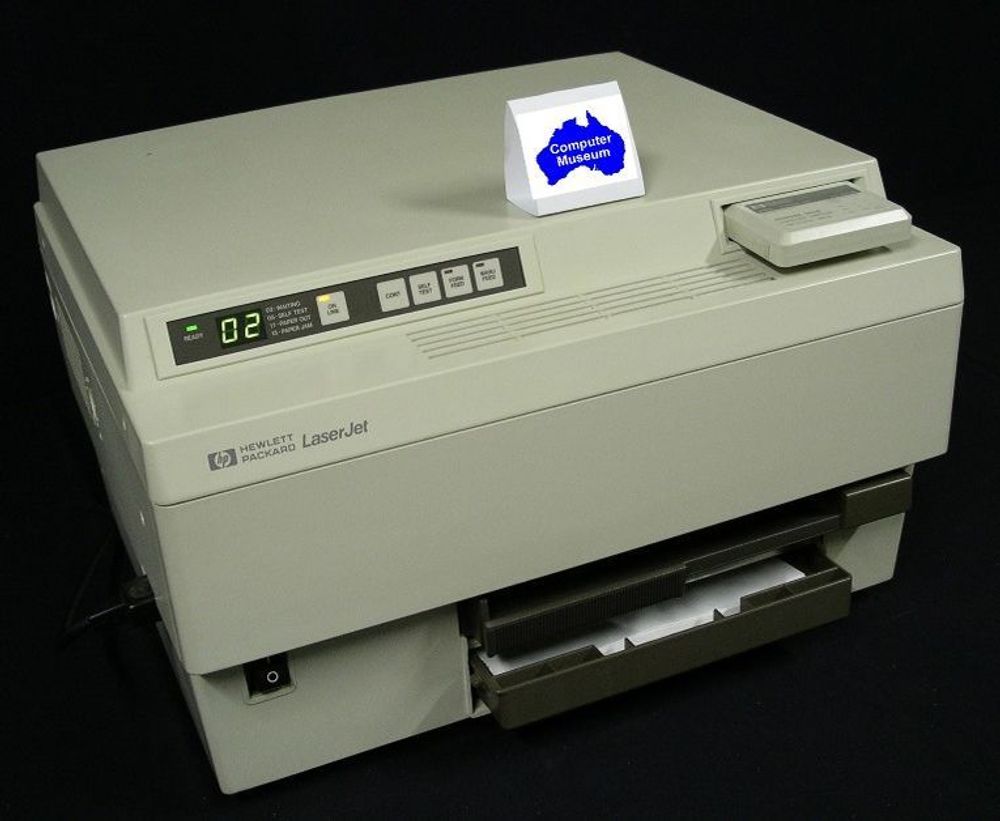 Verdens første laserskriver, HP LaserJet, kom i 1984. Merk fontkassetten stukket inn i sitt spor, øverst til høyre. (foto: HP Computer Museum)