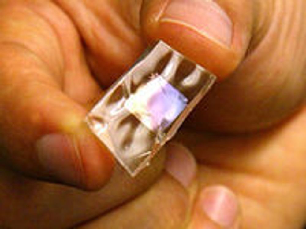 En bit med silikongummi som er utstyrt med et svært tynt materiale som genererer elektrisk strøm når den bøyes.
