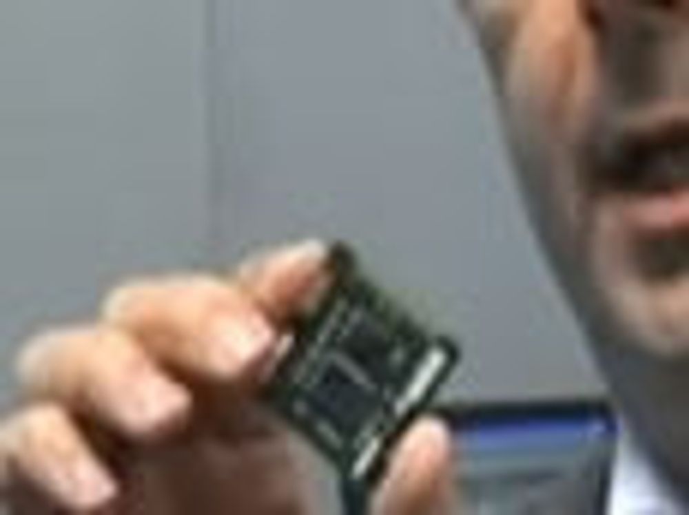 Visepresident i Intel, Steve Smith, viser fram en prototyp av en Westmere-basert prosessor.