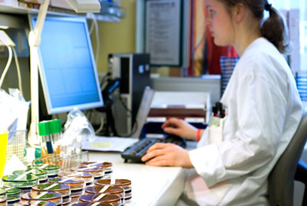 Laboratoriene på UNN foretar 3 millioner analyser i året. Da er det viktig at rekvisisjonene ikke inneholder feil og mangler og at prøvene er riktig merket. Foto: Jan Fredrik Frantzen, NST.