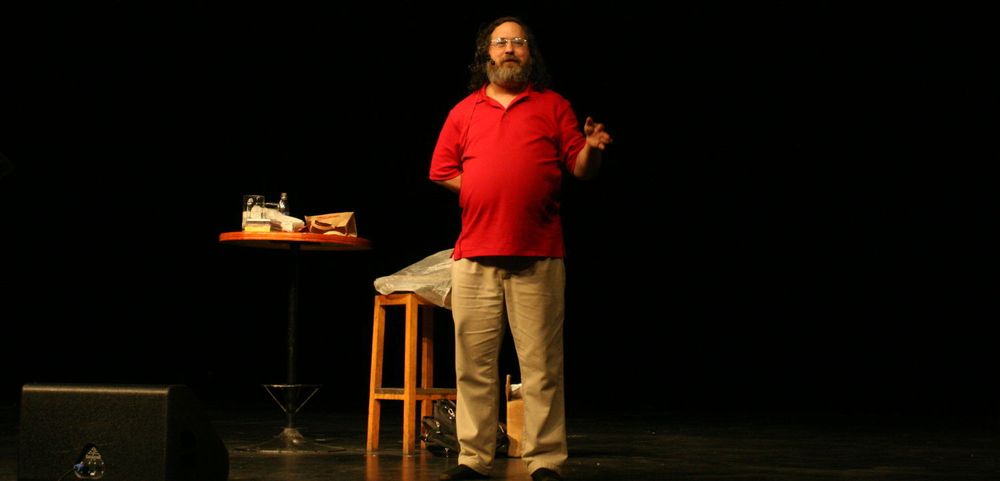 I sokkelesten: Richard Stallman, kjent som mannen bak GPL-lisensen, operativsystemet GNU (og ikke minst editoren Emacs) holdt i går foredrag i Oslo.