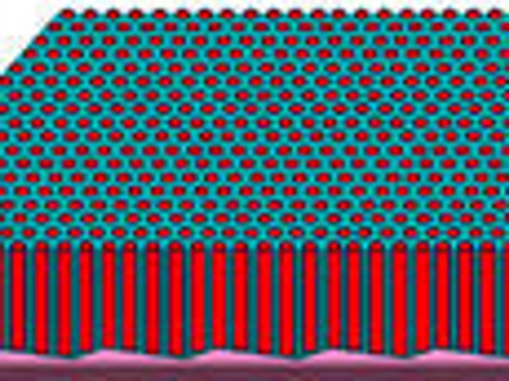 Sagtannformede rygger laget av safirkrystaller danner retningslinjer for matriser av elementer i nanometer-størrelsen. (Illustrasjon: Dong Hyun Lee/UMass Amherst)