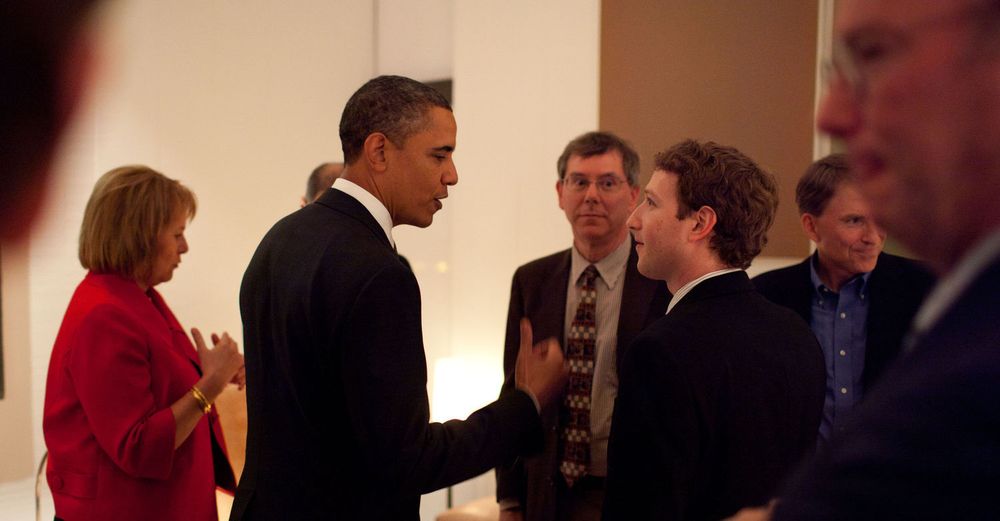 President Barack Obama diskuterer med Facebook-sjef  Mark Zuckerberg. På bildet vises fra venstre også Carol Bartz,Art Levinson,Steve Westly og Eric Schmidt.