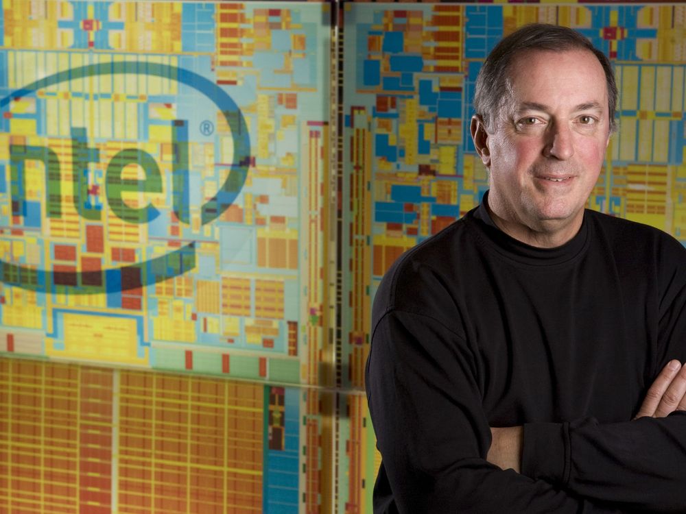 Intel-sjef Paul Otellini, her foran et bilde av selskapet Penryn-baserte brikker.
