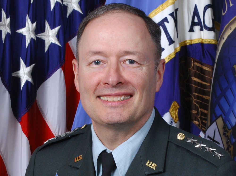 General Keith Alexander leder både Cyber Command og etterretningsorganisasjonen NSA (National Security Agency).