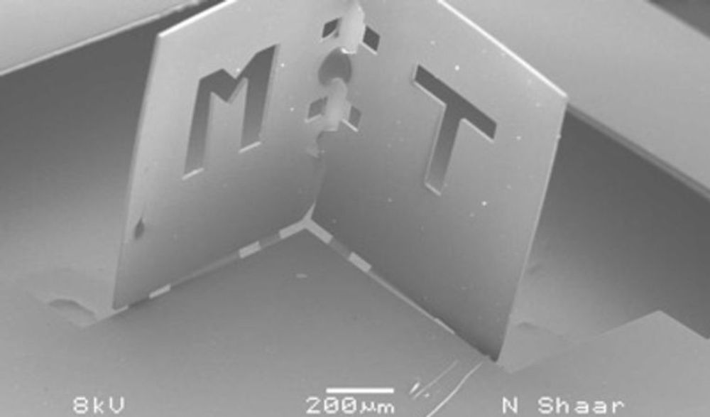 Her har MIT-forskerne etset skolens initialier inn på to flater av en kube som er 800 mikrometer bred. (Foto: Nader Shaar)