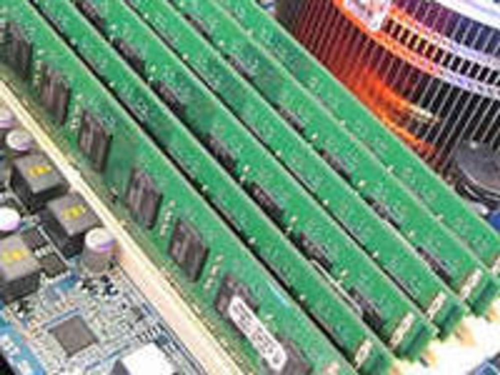 Seks DDR3 minnemoduler fra Kingson med til samme 24 gigabytes minne.