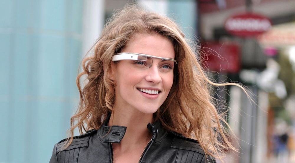 Googlebrillen består av en innfatning med datamaskin, trådløst nett og kamera. Funksjonsområdene utvides stadig. Et begrenset pilotprosjekt med tilgang til noen tusen utviklere starter i år, mens vanlige folk loves mulighet for å kjøpe brillen tidlig i 2014.