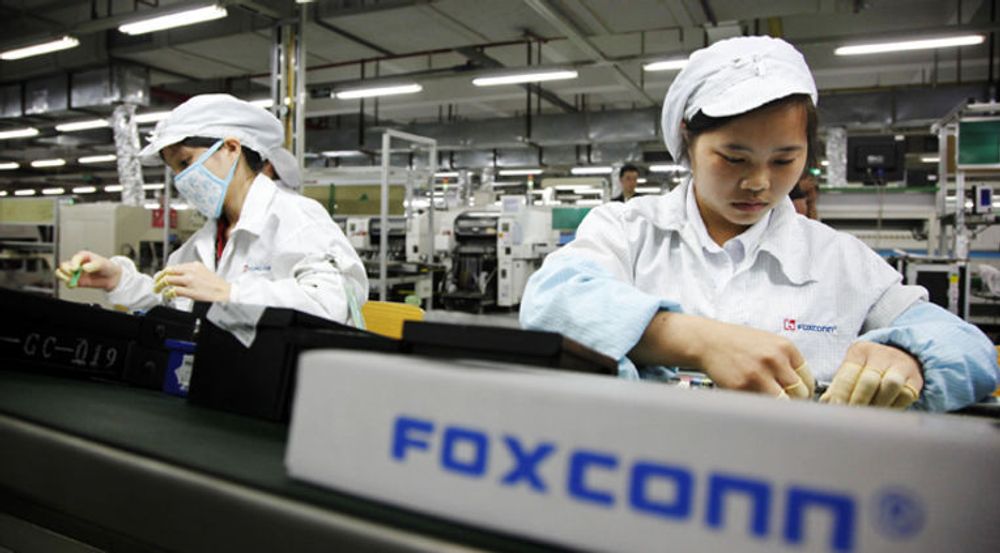 Arbeidere ved en Foxconn-fabrikk i i Shenzhen i Kina. Anlegget blir også kalt Foxconn city på grunn av dets enorme størrelse.