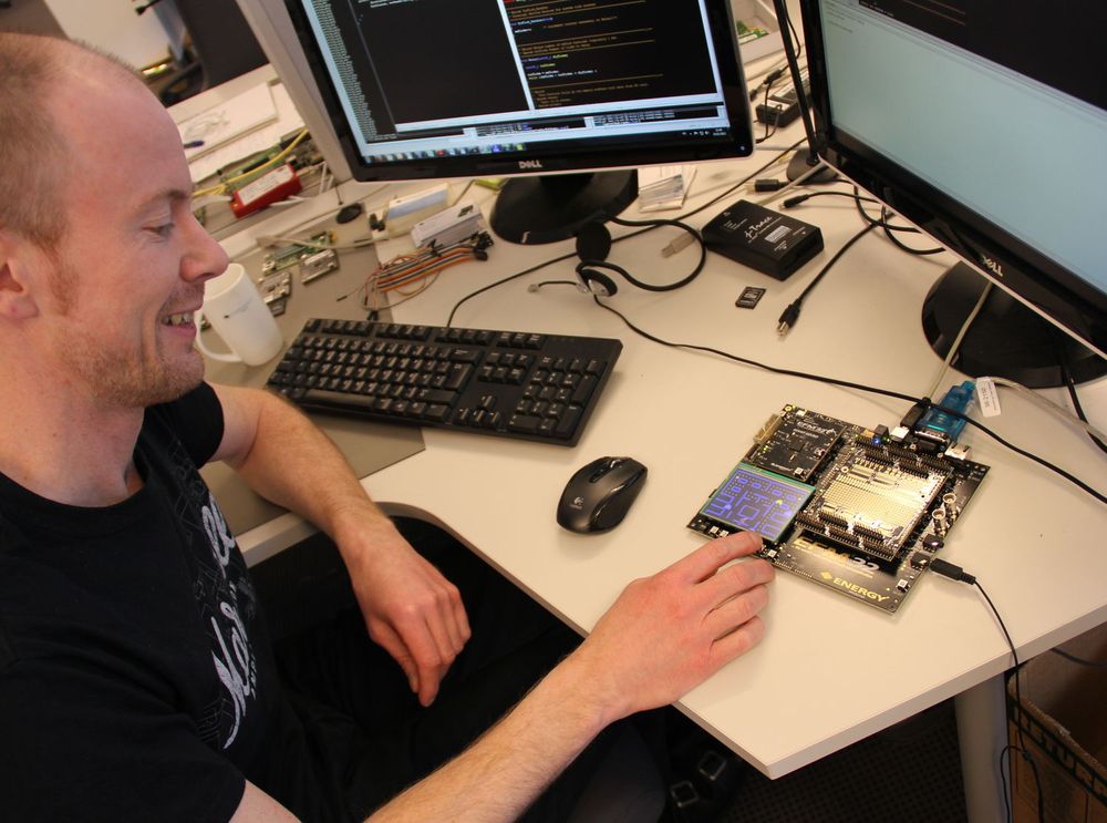 Stig Olsen, avtroppende software manager i Energy Micro, har portet en Windows-utgave av spillet Pac-Man til selskapets Gecko-plattform. Spillet styres ved hjelp av en liten joystick på kortet.