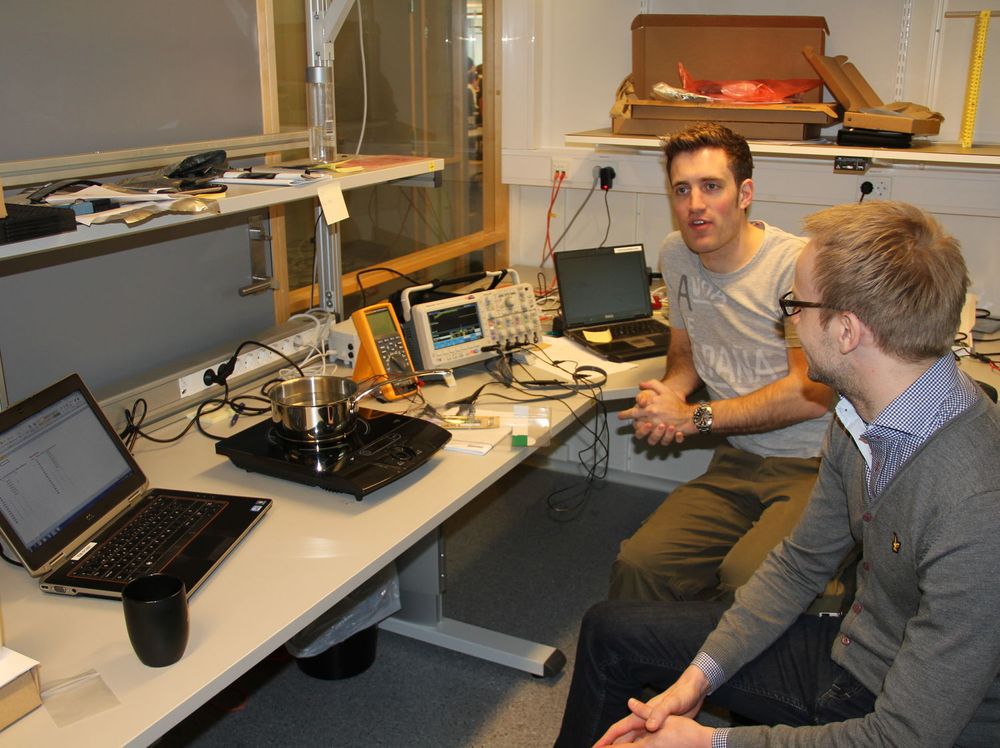 Magnus Nordseth og Lars Lydersen jobber her med utstyr for å tilberede mat sous-vide. Dette er et Hack a Gecko-prosjekt som først og fremst handler om temperaturstyring av en kokeplate for å tilberede mat ved konstant temperatur. Utstyret kan unektelig også bruke til visse andre, tradisjonsrike formål.