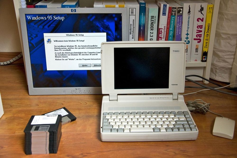 Installasjon av Windows 95 fra intet mindre enn 23 disketter.