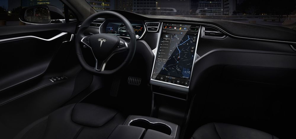 Avanserte infotainment-systemer i biler utgjør en potensiell sikkerhetsrisiko. Spesielt gjelder dette systemer som kommunisere med omverdenen via mobilnett eller Wi-Fi. Bildet viser interiøret i en Tesla Model S, som også omtales i saken.