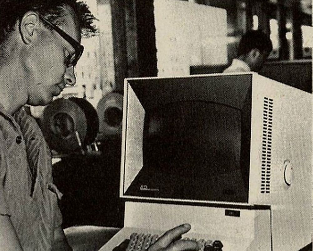 Stortingsmedarbeider for NRK Jon Aanerud tester knappene på en av spørrestasjonene før valgsendingen i september 1969.