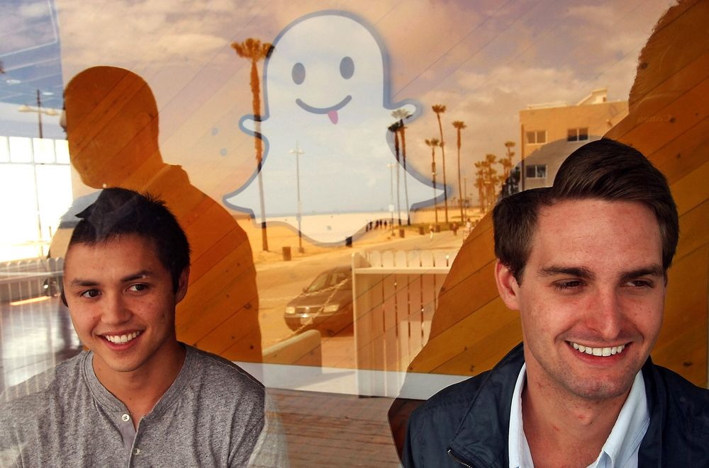 VOKSER: Snapchat-grunnleggerne (fra v.) Bobby Murphy og toppsjef Evan Spiegel fotografert ved selskapets hovedkvarter på Venice Beach i LA.