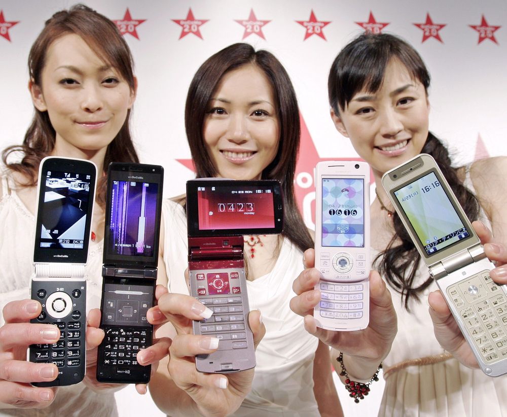 Særegen smak: Japanere foretrekker japanske produkter. Nå øker også salget av såkalte klapptelefoner. Bildet er av eldre årgang og viser modeller fra Nec, Sharp, Fujitsu, Mitsubishi Electric og Matsushita Electric. 