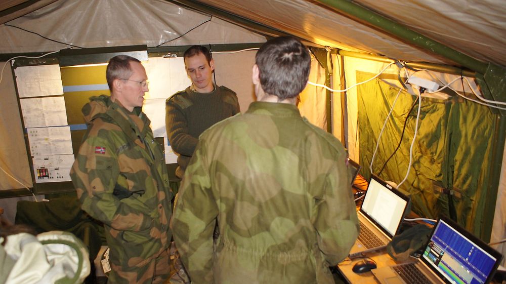 Her i FOB-teltet følger soldatene med på både egne styrker og kommunikasjon.                    