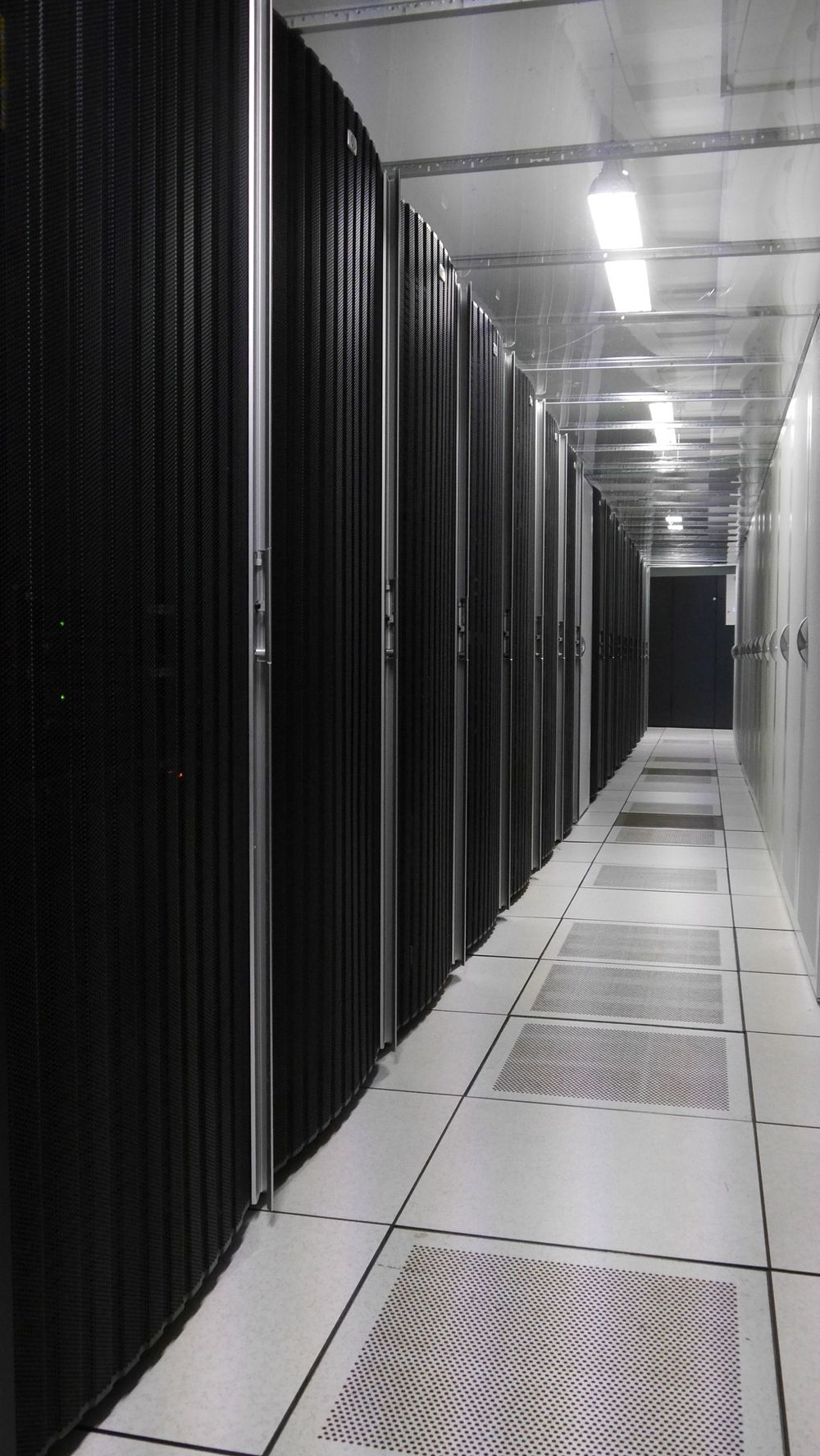 Fra datahaller som dette leverer Evry både offenlige og private nettsky-tjenester. Bilder er fra kald sone mellom to rack-rekker.
