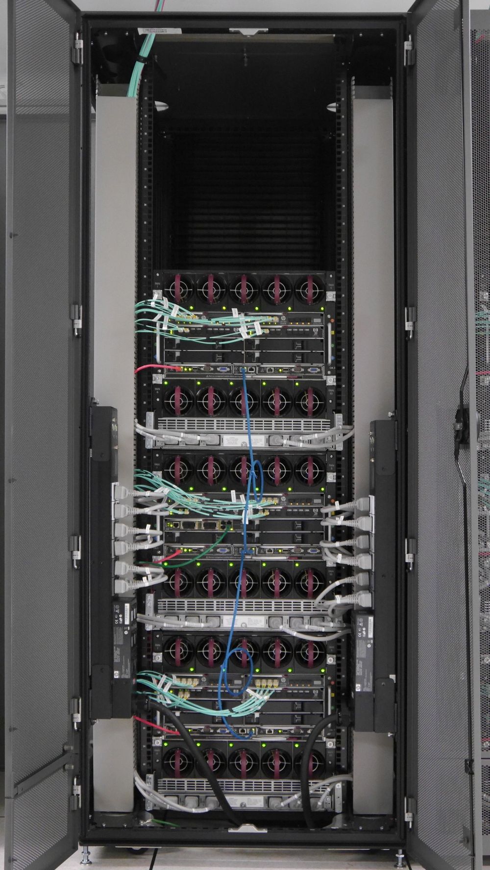 Bildet viser baksiden av et 80 cm rack med 48 bladservere, med ryddig kabling og strømforsyning delt i en A- og en B-side.