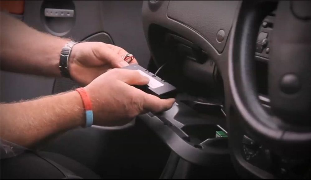 I USA og Storbritannia finnes det bilforsikringsselskaper som allerede krever at kundene, i alle fall de yngste, har en form for svart boks montert i bilen. Bildet er fra en monteringsvideo fra britiske Ingenie.