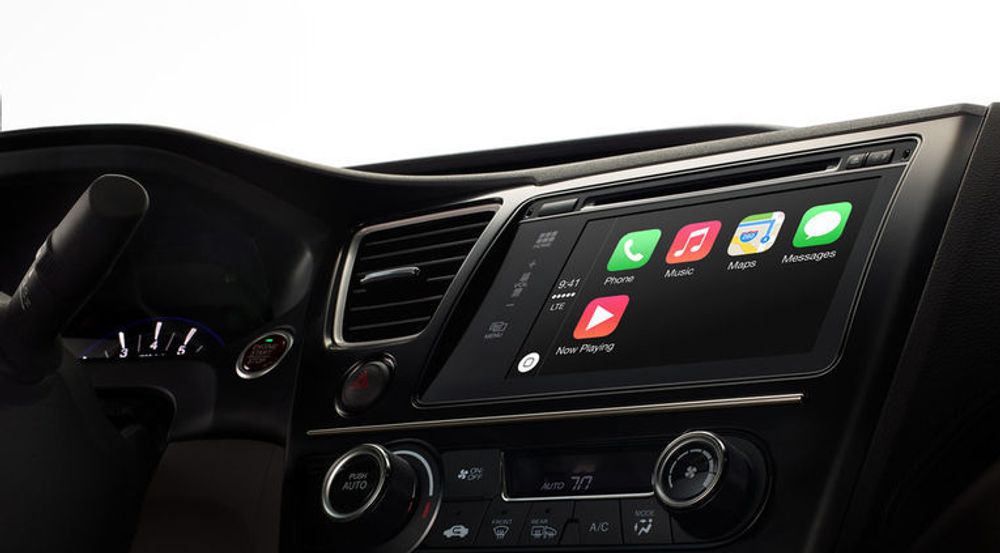 Apple har laget Carplay-systemet som integrerer smartmobil i bilen. Nå spekuleres det i om IT-giganten også kan være i ferd med å bygge en bil.