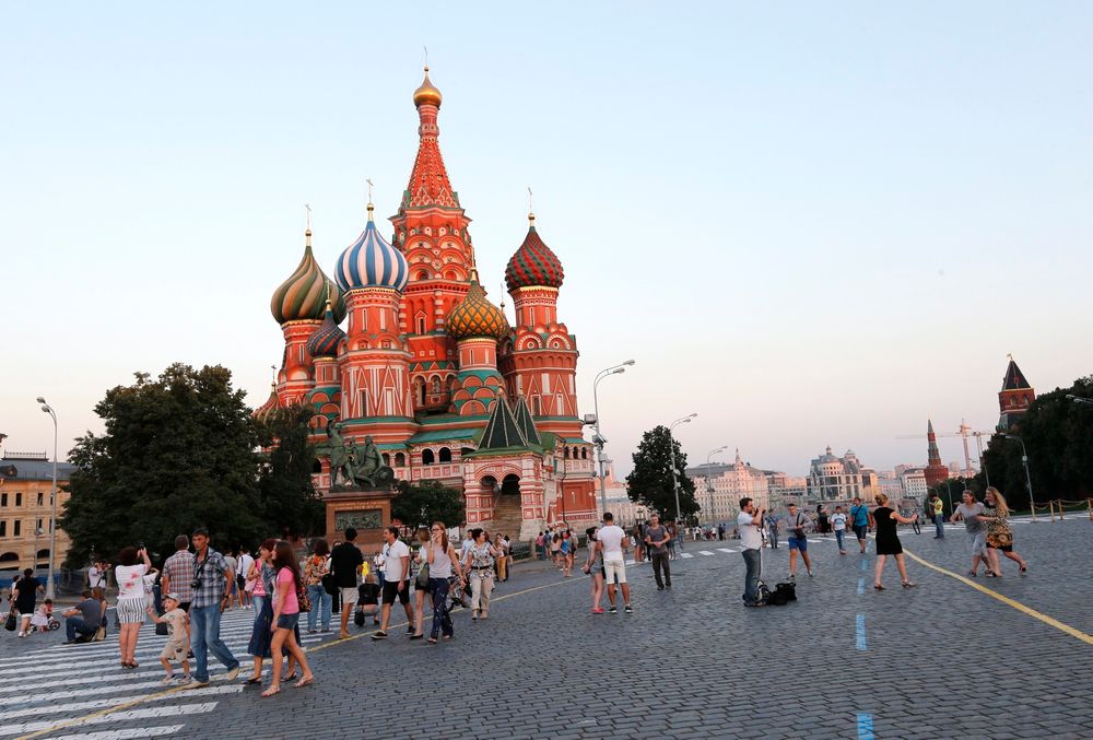 VEKK FRA ANDROID OG IOS: Russland utvikler sitt eget alternativ, basert på finske Sailfish. Bildet viser den vakre Vasilij-katedralen i Moskva, midt mellom Den røde plass og Kreml, som er et av de meste kjente landemerkene i Russland.