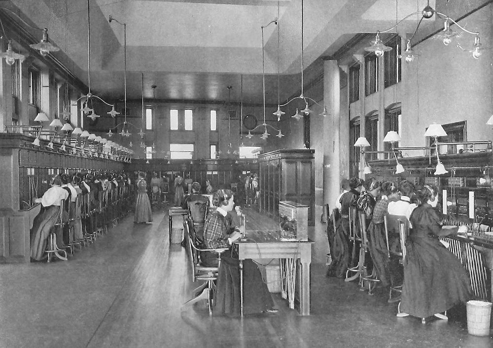 Mange kvinner fikk jobb som operatør ved telefonsentraler, her ved sentralen til Bell Telephone Companyi Montreal, Canada, i 1885.