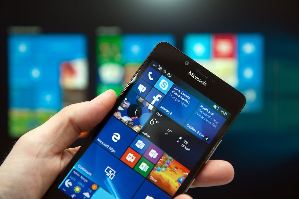 Det er lenge siden forrige Windows-mobillansering fra Microsoft, men selskapet lover at de ikke har gitt opp satsningen. Bildet viser Lumia 950, som kom i fjor.