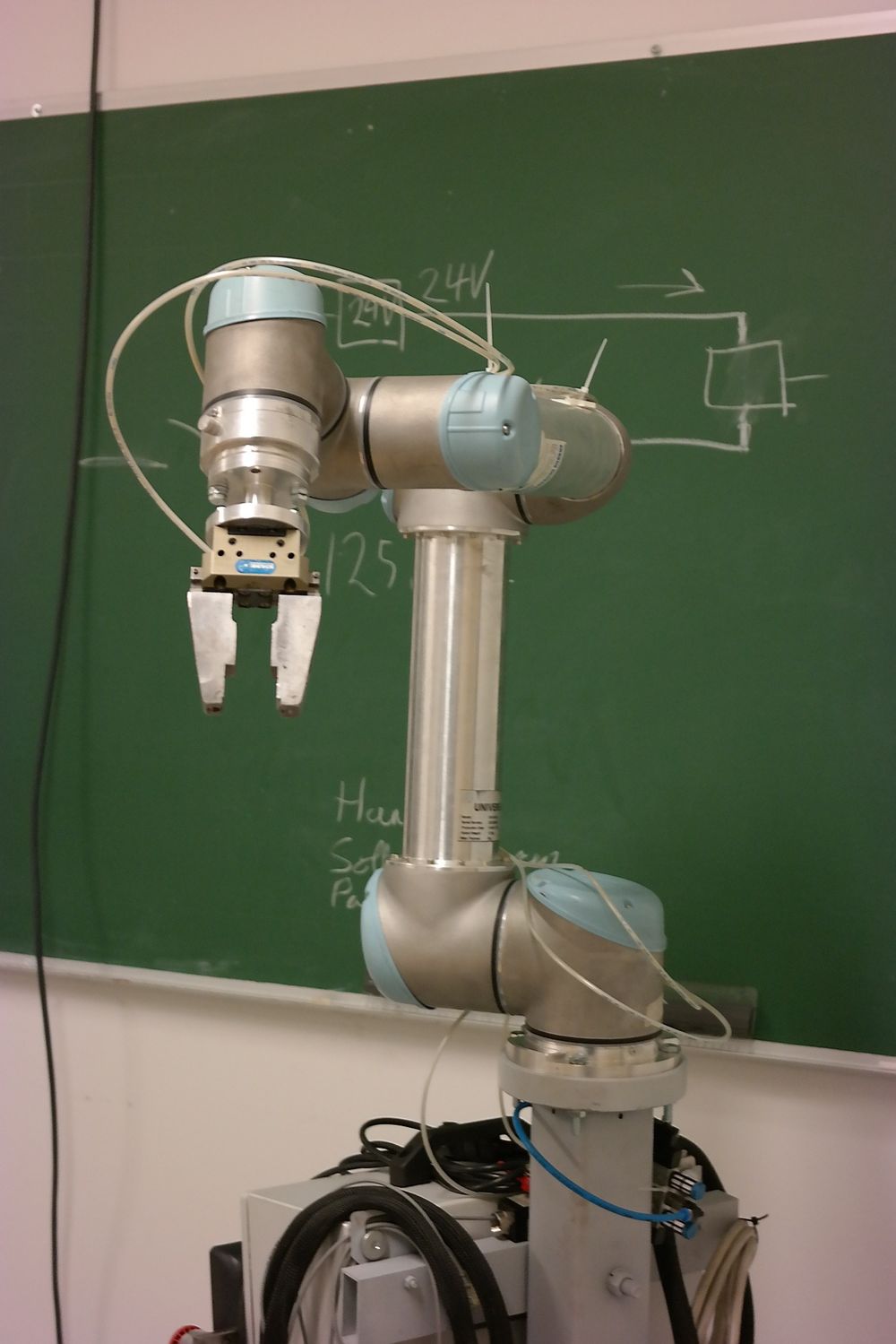 Ved Osterøy vidaregåande skule står robotene i klasserommet og kombinerer teori på tavlen med praktiske forsøk for elevene.