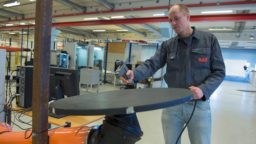 Andreas Skaar fra ABB på Bryne har vært med på utviklingen av «pistolen» som gjør det enklere å programmere lakkeringsroboter.