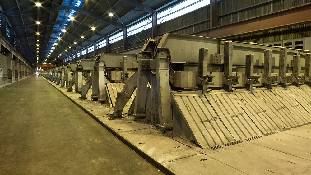 Elektrolyseceller hos Hydro Aluminium, Karmøy. Det er til sammen 288 celler i fabrikken. Denne hallen er om lag 800 meter lang.Eldre styringssystem fra 1982 ble skiftet ut med moderne pls-anlegg i 2014 - 2015, levert av Goodtech Projects & Services