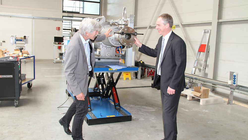 Salgssjef Frode Endresen fra Krohne Instrumentation, til venstre, og Andé Boer, administrerende direktør ved Krohne Altomter i Dordrecht Nederland, foran en ny flerfasemåler basert på magnetresonans.