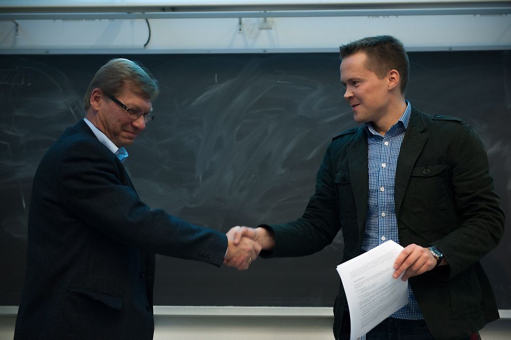 Forskningssjef Stein Grinaker ved FFI, til venstre, og instituttleder Morten Breivik ved Instiutt for teknisk kybernetikk, NTNU som  undertegnet en rammeavtale for samarbeid mellom FFI og NTNU innen autonome og ubemannede systemer 