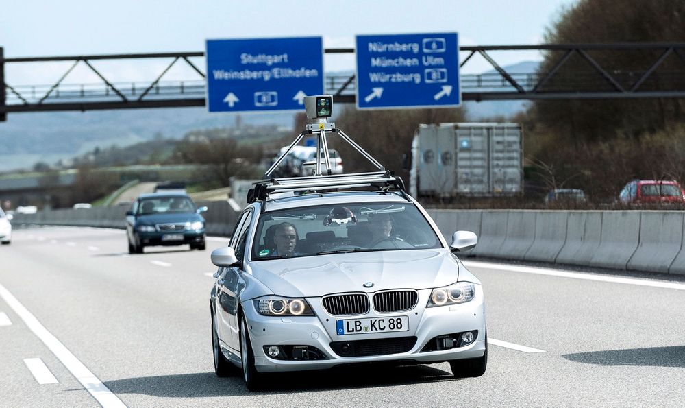 Tester førerløst: BMW, Audi og andre har lenge testet ut førerløse biler i samarbeid med Bosch. Sensoren på taket er en lasersensor som arbeider uavhengig av de andre kamera- og radarsystemene. Det betyr at det ene systemet kan overta for det andre om det skulle skje en teknisk svikt. En menneskelig fører med et illebefinnende har ingen slik backup. 