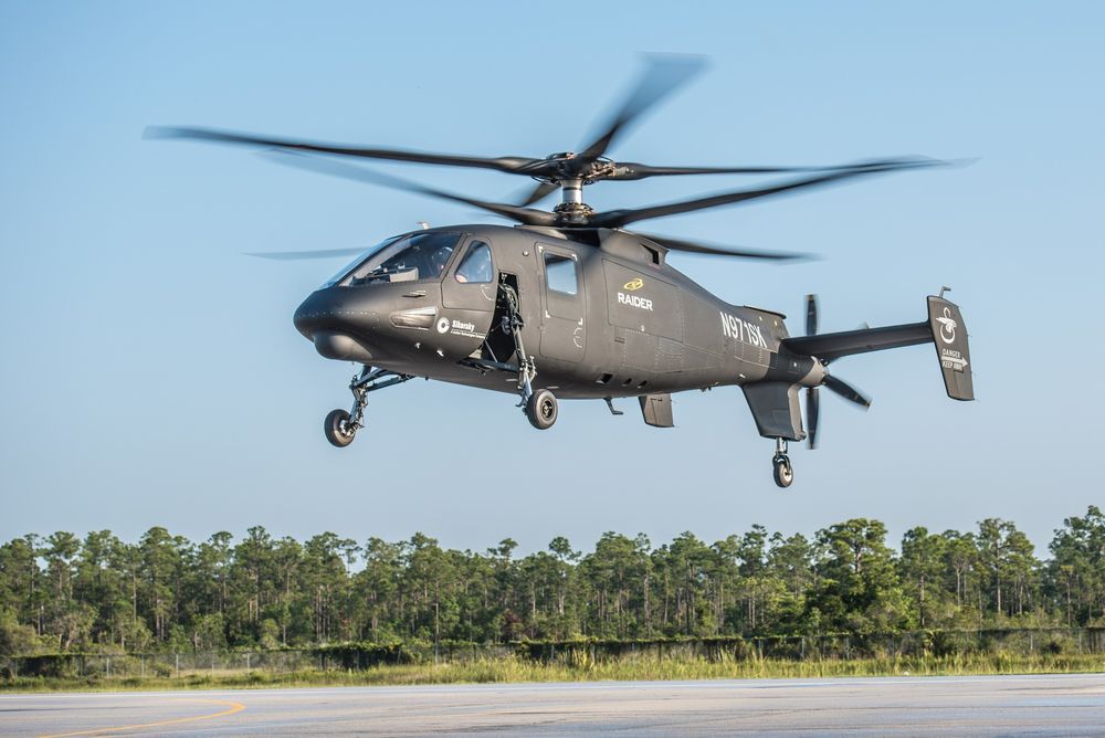 Her er S-97 Raider i lufta for første gang, i hover over Sikorskys testanlegg i Florida. 