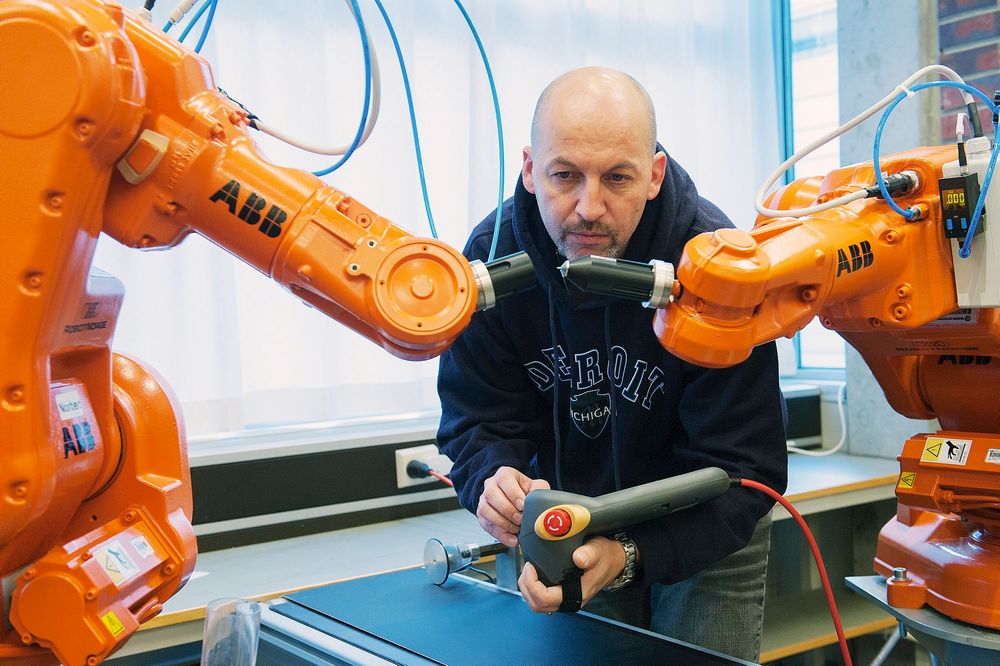 ABB-forsker Morten Mossige har utarbeidet et automatisk testverktøy for programmene som styrer lakkeringsroboter.⇥Foto: ABB