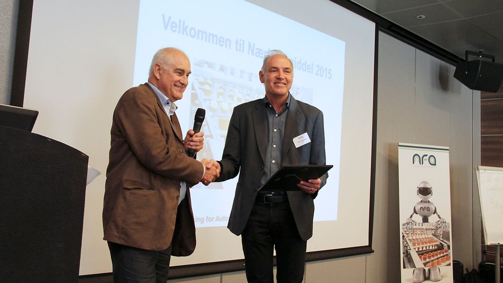 Administrerende direktør i NFA, Lars Annfinn Ekornsæter, til venstre i bildet, utnevner professor Sigurd Skogestad til æresmedlem i NFA.