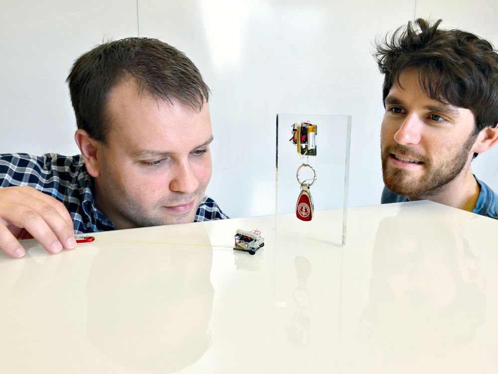 David Christensen (t.v.) og Elliot Hawkes demonstrerer trekkraften og klatreevnen til to av robotene. Foto: Biomimetics & Dexterous Manipulation Lab/Stanford University