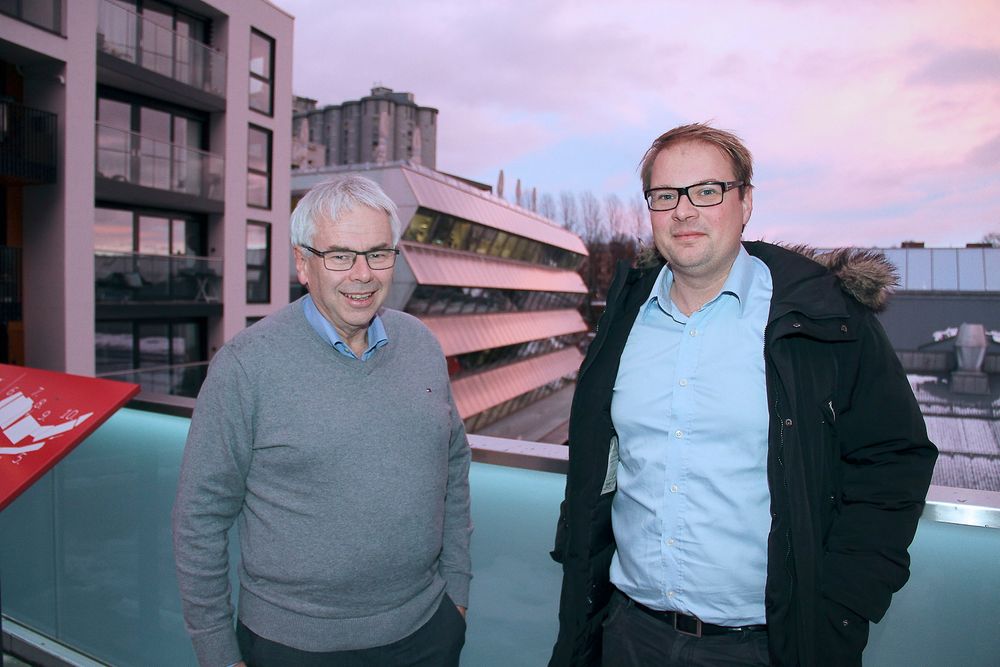 Teknisk direktør Dagfinn Godell, til venstre, og Isak Oksvold, direktør for miljø og samfunnsansvar, foran Bellonabygget. Det var Norges første A-bygg da det åpnet i 2011, med levert energibehov på 69 kWh/m².